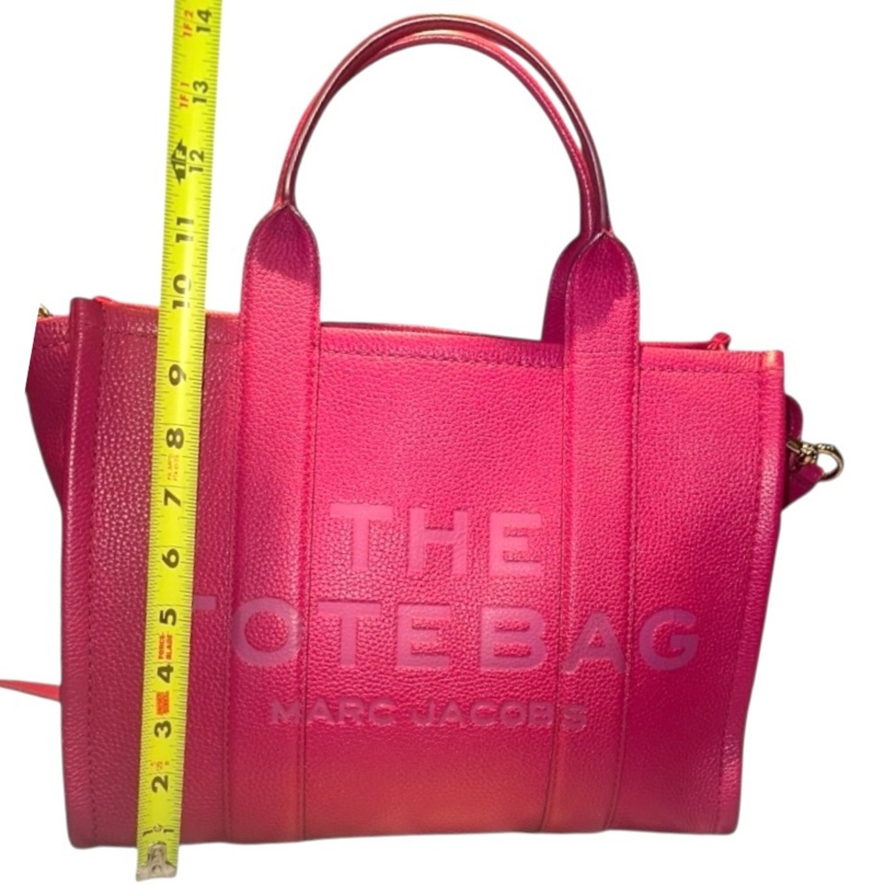 Marc Jacob’s THE LEATHER MEDIUM TOTE BAG in Lipstick Pink - Picture 9 of 16